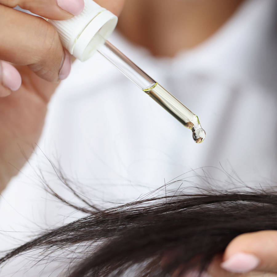 Aceite de ricino para el pelo: cómo aplicarlo para realzar cabello, pestañas y cejas