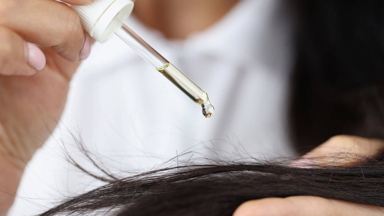 Aceite de ricino para el pelo: cómo aplicarlo para realzar cabello, pestañas y cejas