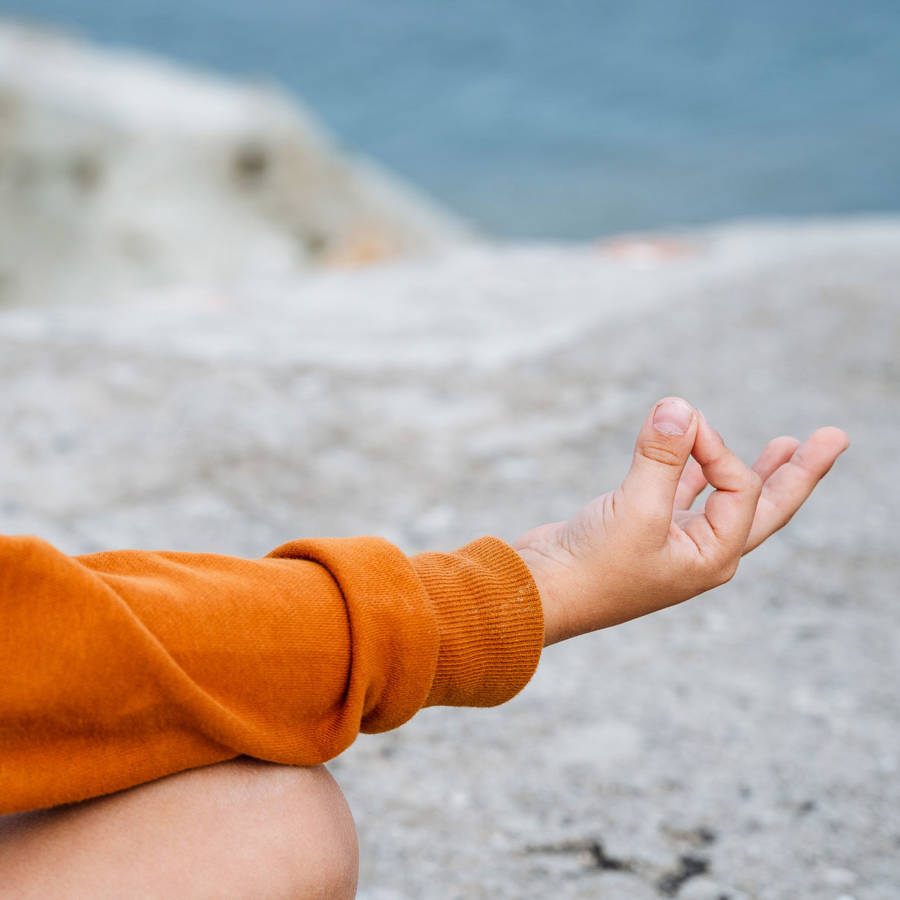 Cómo meditar con mudras (y cuáles utilizar para aumentar tu concentración, energía y confianza)