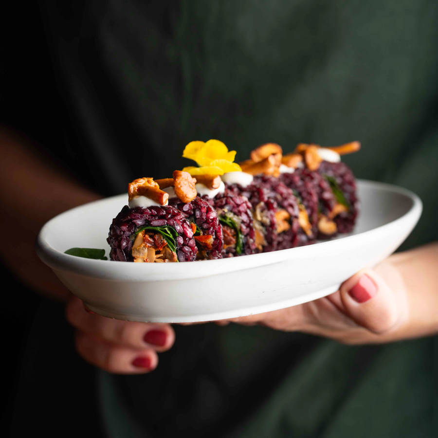 Uramakis de setas con alioli: la espectacular receta de un reconocido restaurante de sushi vegano de Barcelona