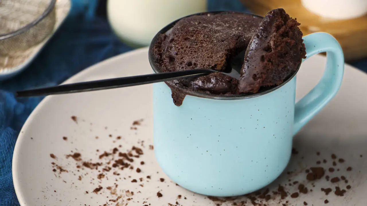 Brownie a la taza: el desayuno dulce sin azúcar rico en proteínas para chuparte los dedos sin engordar 