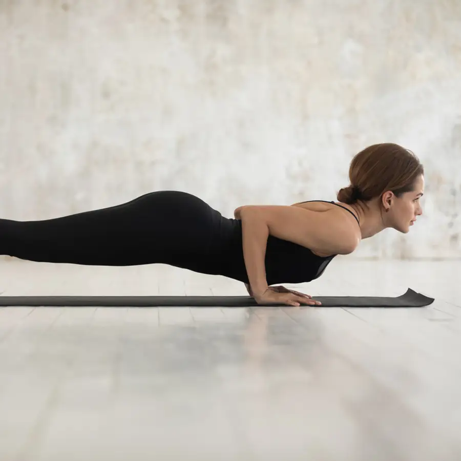 La postura del bastón: el ejercicio de yoga sorprendentemente mejor que la plancha para muscular brazos y abdomen